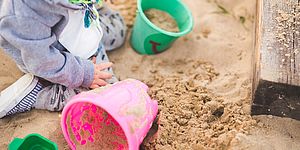 Immagine di bambini con sabbia