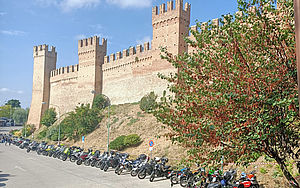 Foto con motociclette in sosta al parcheggio di Piazzale Mancini