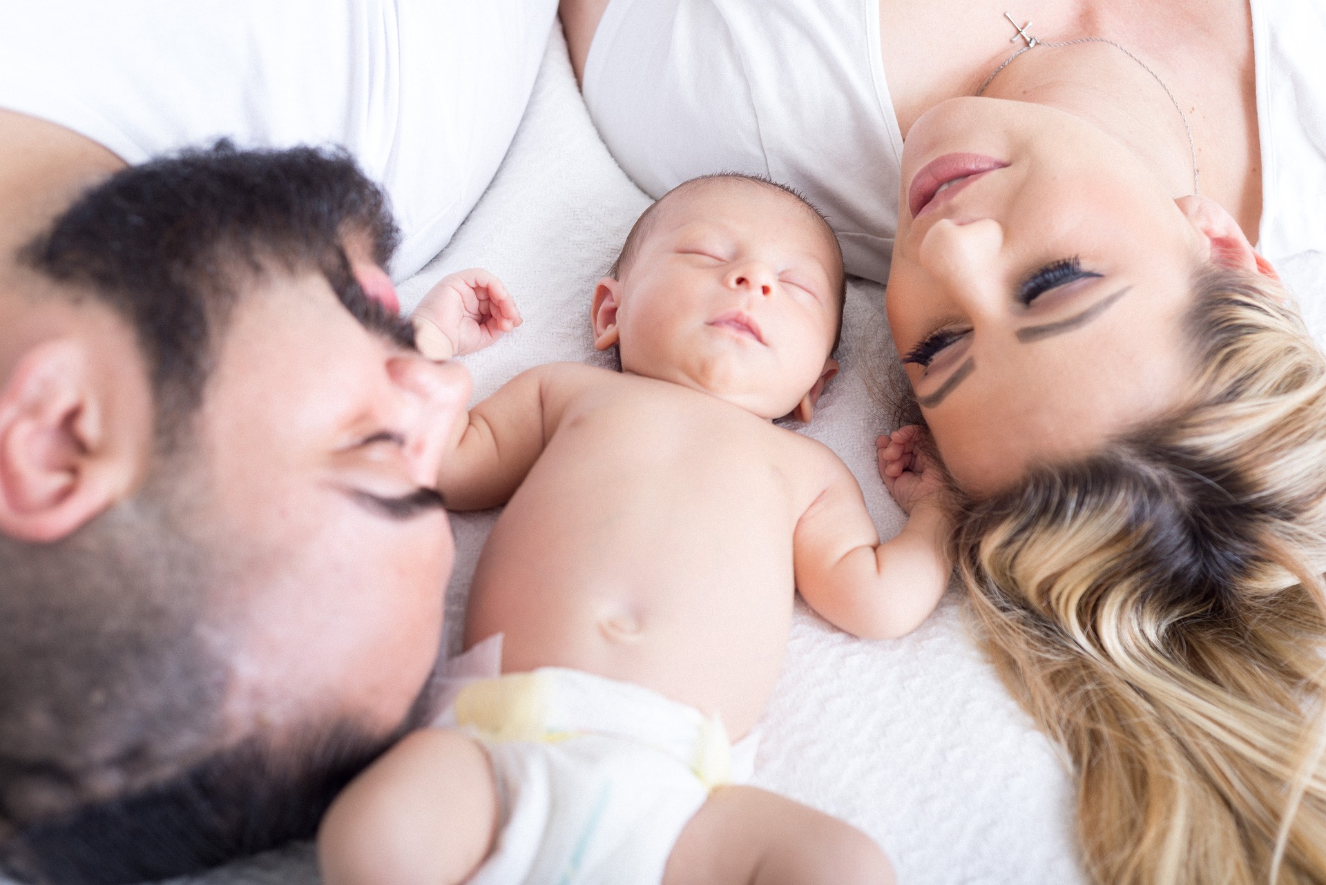 FOto di madre, padre e neonato