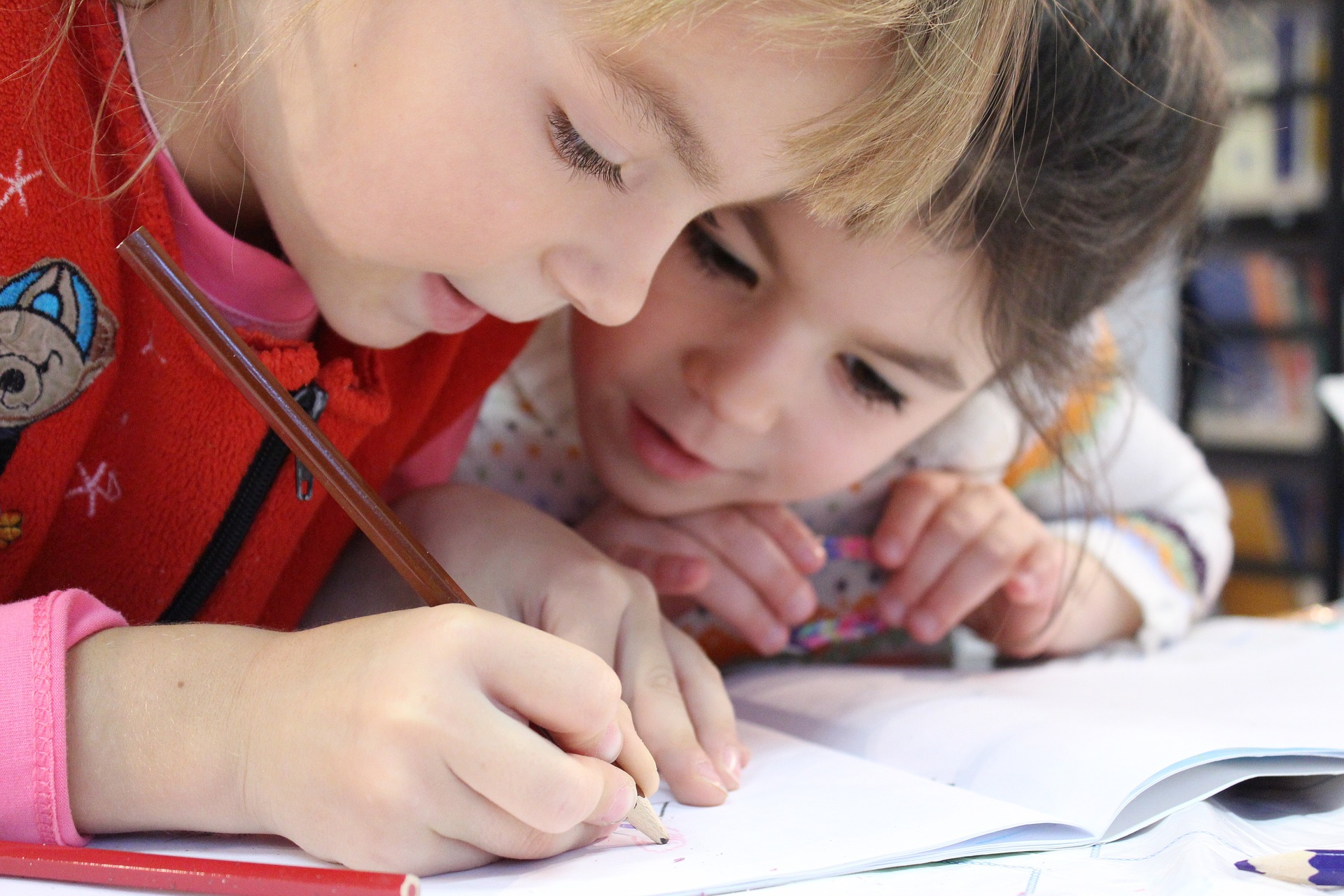 Bimbi che studiano