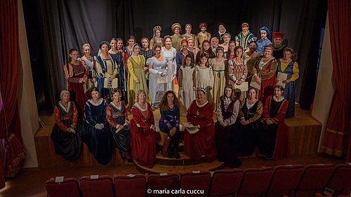 Foto di gruppo delle danzatrici al teatro di Gradara