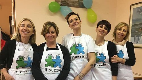 Foto di gruppo con volontarie dell'associazione Il Puzzle