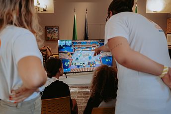 Educatori e bambini giocano ai videogames