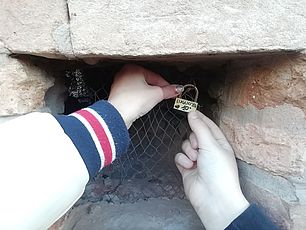Bambino appende un'etichetta