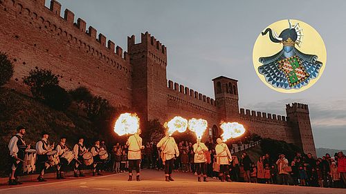 Foto di spettacolo con Mangiafuoco e tamburini sotto le mura di Gradara