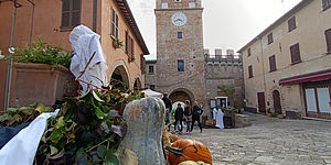 Foto di Gradara con zucche in primo piano