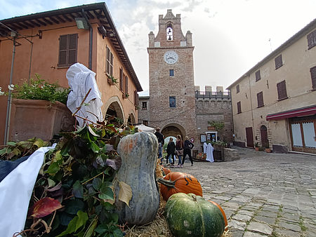 Foto di Gradara con zucche in primo piano