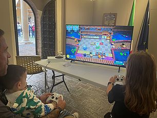 una famiglia gioca ai videogames