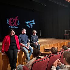 Sindaco, Assessore ed educatrice introducono lo spettacolo a teatro