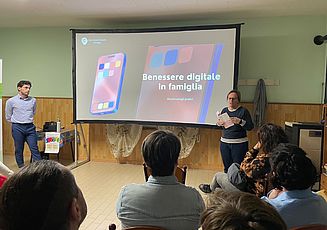 foto scattata in aula durante l'incontro informativo sui rischi del digitale