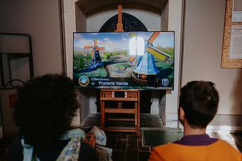 bambini giocano ai videogames