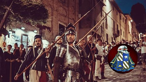 Foto di armigeri in armatura e logo dell'associazione Corpo di Guardia