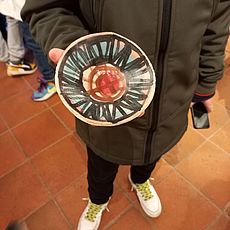 Bambino mostra un piattino di ceramica dipinto