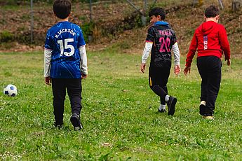 bambini che giocano a calcio