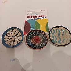 Piattini di ceramica dipinti dai bambini