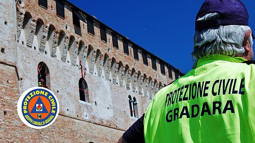 Foto di un volonario della protezione civile di Gradara davanti alla Rocca